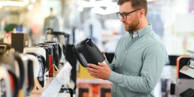 Zákazník si v obchodě vybírá rychlovarnou konvici