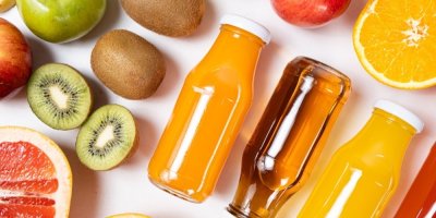 Čerstvé ovoce a skleněné lahve džusů