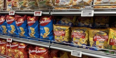 Brambůrky v regálu supermarketu