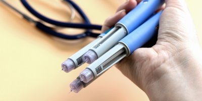 Ruka držící injekční stříkačky