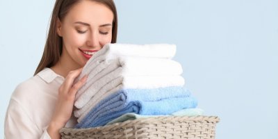 Žena čichá k ručníkům