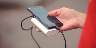 Mobil se nabíjí powerbankou