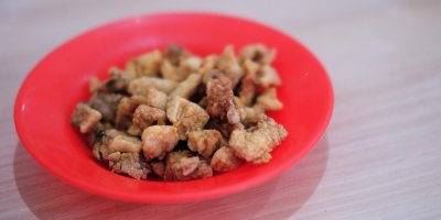 Škvarky v červené misce