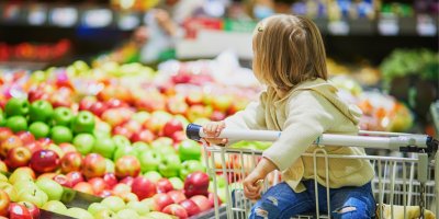 Dítě v nákupním vozíku