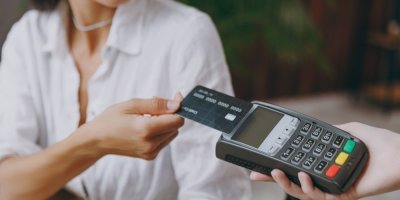 Žena platí kartou, platební terminál