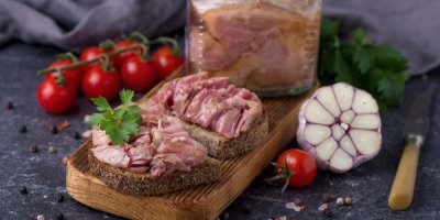 Zavařené maso na chlebu