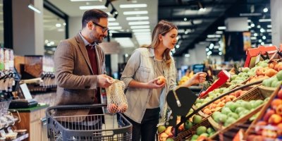 Muž a žena nakupují ovoce v supermarketu