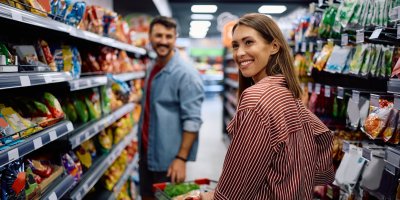 Mladý pár v supermarketu