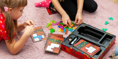 Děti hrají hru Ubongo