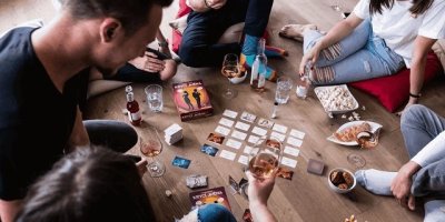 Skupina přátel hraje hru Krycí jména