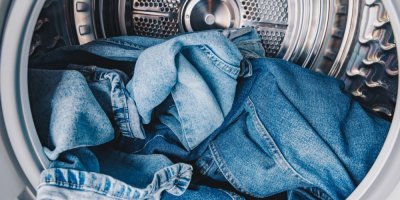 Džínové oblečení v pračce