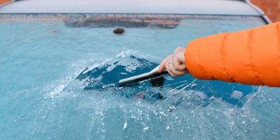 Škrábání skla na autě