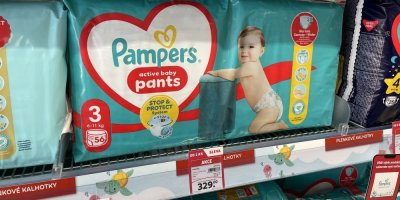 Dětské pleny Pampers v regálu prodejny