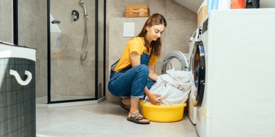 Žena vydělává prádlo z pračky