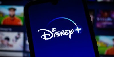 Logo Disney+ na displeji mobilního telefonu