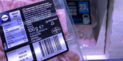 Etiketa na obalu vepřové šunky