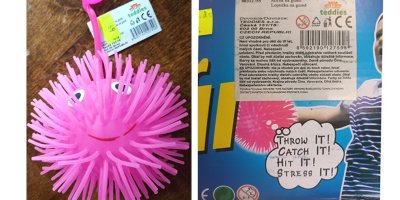 Střapatý růžový gumový míček a etiketa výrobku