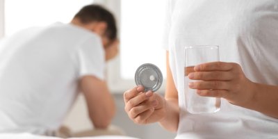 Žena bere nouzovou antikoncepční pilulku