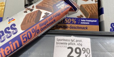 Proteinová tyčinka s cenovkou