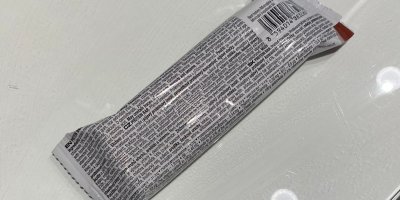 Etiketa na obalu proteinové tyčinky