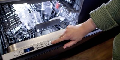 Žena používá myčku na nádobí