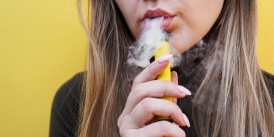 Dívka s elektronickou cigaretou