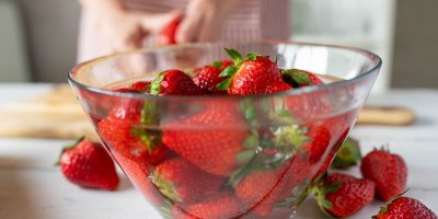 Jahody v misce ve vodě