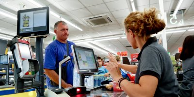 Pokladní a zákazníci u pokladny