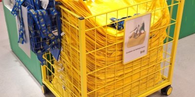 Žluté tašky v prodejně IKEA