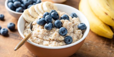 Ovesná kaše s borůvkami a banánem