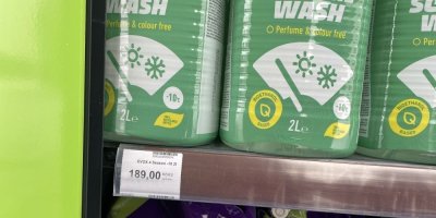 Zimní směs do ostřikovačů v regálu prodejny