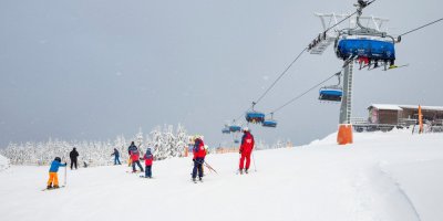 Lyžaři pod lanovkou