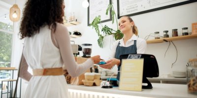 Zákaznice v kavárně provádí bezhotovostní platbu