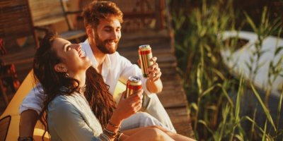 Pár sedí a pije z plechovky