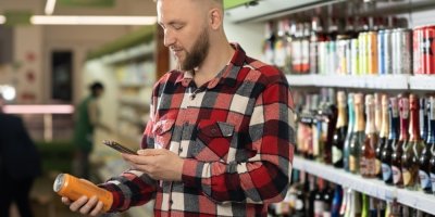 Muž skenuje plechovku piva