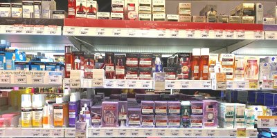 Kosmetika v regálu drogerie