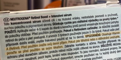 Etiketa na obalu pleťového séra s obsahem retinolu