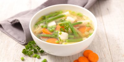 Zeleninový vývar s nakrájenou zeleninou v misce