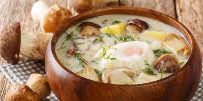 Polévka s houbami, koprem a vejcem v dřevěné misce