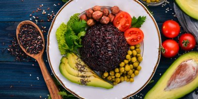 Černá rýže se zeleninou