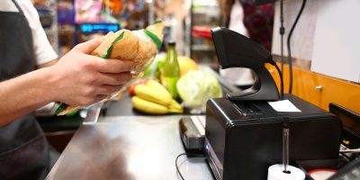 Pokladní markuje zboží