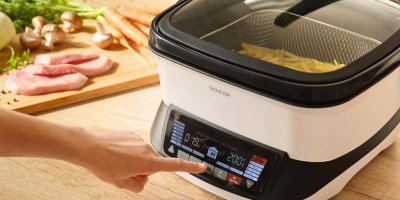 Pokud navíc hledáte spotřebič, který zvládne víc než jen smažení, existují i multifunkční varianty kombinující několik způsobů přípravy jídel. Sencor SFR 9400WH (2 499 Kč) 