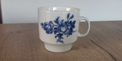 Šálek na kávu s modrým tiskem