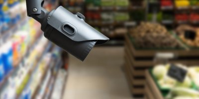 Bezpečnostní kamera v supermarketu