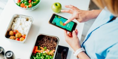 Žena počítá kalorický příjem v mobilní aplikaci