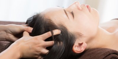 Mladá Japonka na masáži hlavy