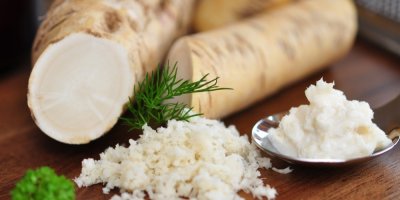 2 kořeny křenu, vedle nich nastrouhaný křen