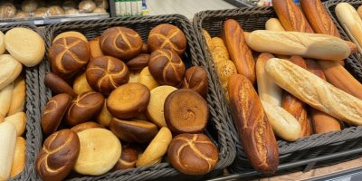 Spálené housky v košíku