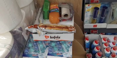 Potraviny a nápoje položené v sekci s drogerií