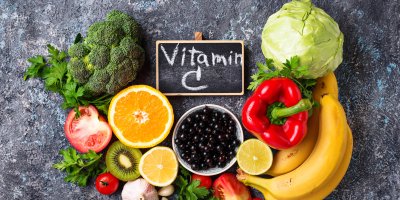 Nadpis vitamín C a různé ovoce a zelenina